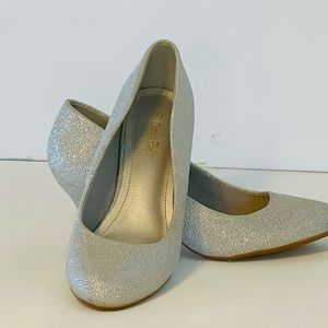 Dream Paris, Silver, Round Toe Low Heel Pumps Size 9